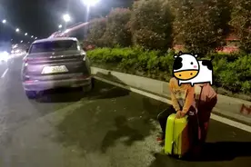 8岁哥哥带4岁弟弟，瞒着父母大半夜街上捡瓶子……图片