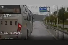 好危险！争抢客源“恶意别车”，客车司机被刑拘 ​图片