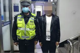 心疼女友 ”暖男”无证上路被查处！图片