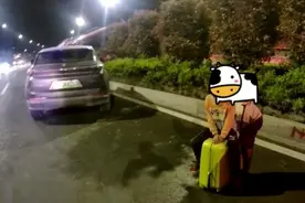 8岁带4岁，广西小兄弟大半夜街上捡瓶子，一句话令人心疼……图片