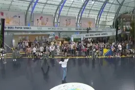 奥地利举办“纸飞机世界锦标赛”，纸飞机最远飞出61.11米图片