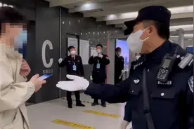 记者早高峰探访北京地铁十里堡站：半小时两名弹窗乘客被拦下！