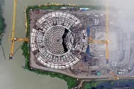 世界最大球体建筑钢结构穹顶完成提升作业图片