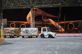 八千名货运人封闭作业，上海机场航司全力保障客货运行图片