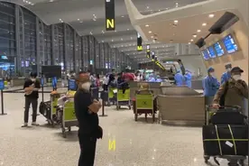 南航广州飞悉尼航班被质疑“超售机票”旅客：上百人无法登机滞留机场图片