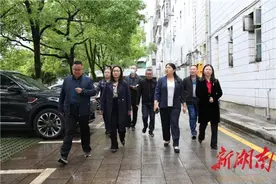 龙山县委书记时荣芬调研指导税务工作图片
