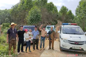 南宁2岁娃桉树林中走失，民警翻山越岭找了2小时……图片