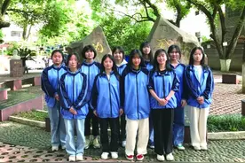 老人雨夜卖菜 学生凑钱行善图片