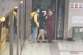 女乘客地铁列车里晕倒 多方展开一场“教科书式”救助图片