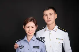 海军军官和女警官的故事，真甜图片