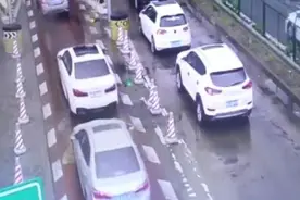 男司机插队未果对女子敲窗大骂，警方：拘留！罚款250元扣3分图片