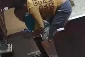 6岁小孩吃糖卡喉，爸爸用电视上学来的海姆立克法10秒救人图片