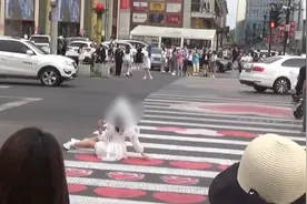 车流中躺坐网红“520斑马线”拍照？交警：打卡需理性图片