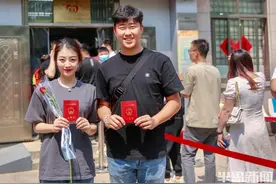 瞄准“520”好日子领证，新人前一晚就去排队！今天青岛2944对新人登记结婚图片