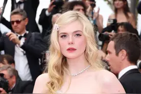 24岁艾丽范宁戛纳红毯亮相：金发碧眼，露背长裙绝美图片