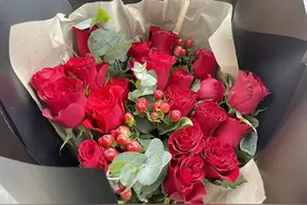 上海医护夫妻的520：近2个月不见，丈夫送妻子一束玫瑰图片