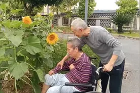 这才是爱情的模样！83岁爷爷照顾78岁奶奶的一幕幕，甜哭了图片