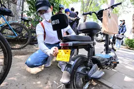 沈阳：市民前往车管所 为电动自行车登记上牌图片