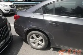 西安一车主开新车刚上路就被撞 想换车灯保险公司说只需修图片