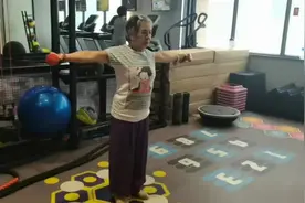 77岁“刘畊宏奶奶”连拉20个引体向上？当事人找到了图片