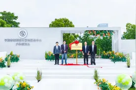 在草坪上许下爱的承诺，平湖举办“幸福‘婚’享会”婚姻新风尚启动仪式图片