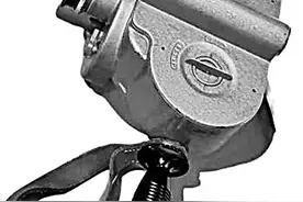 伊文思赠给延安电影团的手提摄影机图片