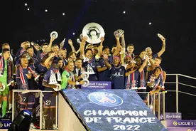 （体育）（2）足球——法甲：巴黎圣日耳曼庆祝夺得联赛冠军图片