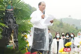 袁隆平逝世一周年丨在陵墓前，袁老学生说出了这番心里话图片