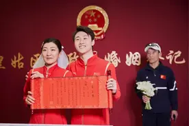 恭喜！这对名人领证了图片