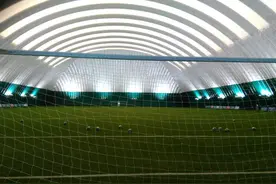 沈阳李铁足球公园成地摊夜市？当地：已劝阻图片