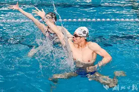 看！湖北花游队里的小哥哥图片