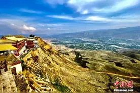 青海最古老藏传佛教寺院之一夏琼寺：建筑群蔚为壮观图片