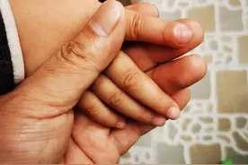 4岁男童被门夹至食指指尖离断！手指夹伤后如何正确处理？图片