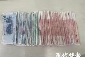 扬州男子拉车门偷走十万现金，警方八小时破案图片