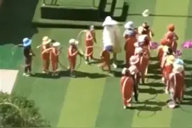 甘肃张掖一幼儿园老师拉拽打学生，官方：已被停职图片