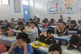 女老师因病去世，几十个小学生趴桌痛哭，家长：她和孩子们感情特别好图片