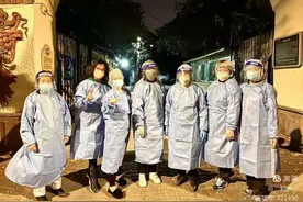 上海这条70%都是老人的老洋房弄堂，居民组建了一支“自治守护队”图片