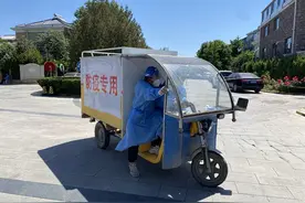 马驹桥天鹅堡小区封控，90名保安兄弟当起百米“摆渡人”图片