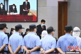 公安部督办的一起跨国网络赌博案于河北廊坊开审图片