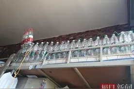 毕业生攒300多个瓶子送宿管阿姨：她像对孩子一样照顾我们图片