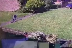 “恐怖”时刻！英国18个月大幼童误踩井盖掉下水道，妈妈紧跟将其救出图片