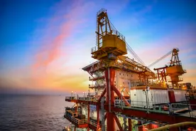 中国石油自营区首座海上采油修井一体化平台投运图片