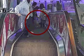 在超市，他“丢下”儿子干了件大事……图片