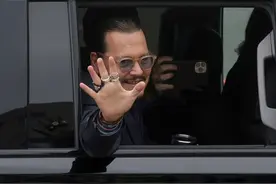 快讯／终局之战来了！强尼戴普摇下车窗对群众挥手 安珀赫德一路被骂进法院图片