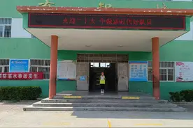 争做新时代好队员！聊城市阳谷县阿城镇中心小学少先队入队仪式图片