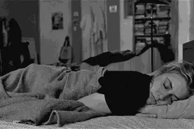 自贸趣味英语（五） | “赖床”的英语千万别说成“stay in bed”，老外根本听不懂！图片