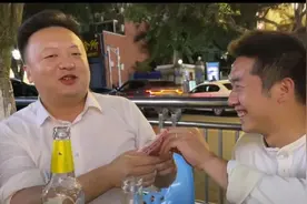 男子聚会掏1000元给发小兑现十年之约，网友：看似输了，其实赢了图片