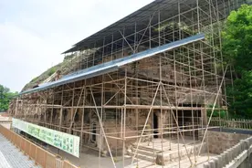 千年北石窟寺“撑伞”迎雨季图片