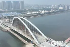 凤凰山路桥主拱合龙完成！青岛海洋活力区跨风河新建桥梁工程迎建设新进展图片