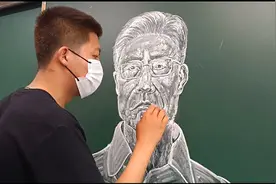 暖新闻丨美术老师汪红亮：在黑板上用粉笔画英雄图片